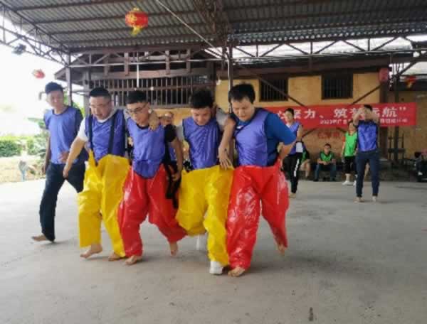 连体裤企业团建拓展活动